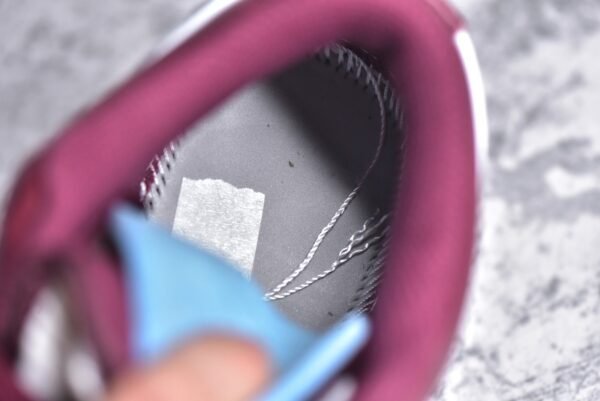 Discover the Jordan Air Jordan 1 Low "Bordeaux"    553558-615 - Image 18