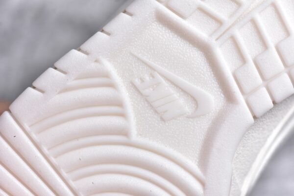 Nike Dunk Low x Supreme Mi Bai Double Hook    BB8675-104 - Image 14