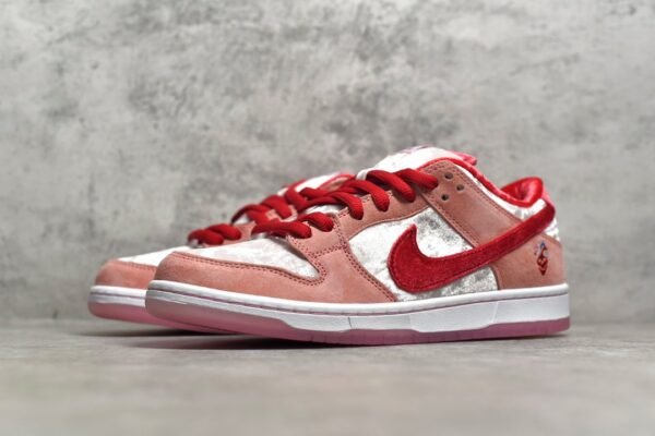 Nike SB Dunk Low x StrangeLove Skateboards Valentine's Day Pink    CT2552-800 - Image 2