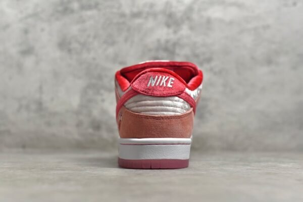 Nike SB Dunk Low x StrangeLove Skateboards Valentine's Day Pink    CT2552-800 - Image 5