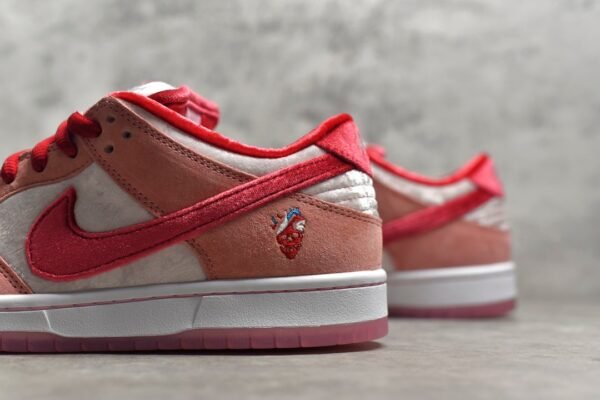 Nike SB Dunk Low x StrangeLove Skateboards Valentine's Day Pink    CT2552-800 - Image 7
