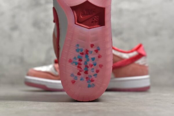 Nike SB Dunk Low x StrangeLove Skateboards Valentine's Day Pink    CT2552-800 - Image 8