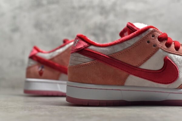 Nike SB Dunk Low x StrangeLove Skateboards Valentine's Day Pink    CT2552-800 - Image 9