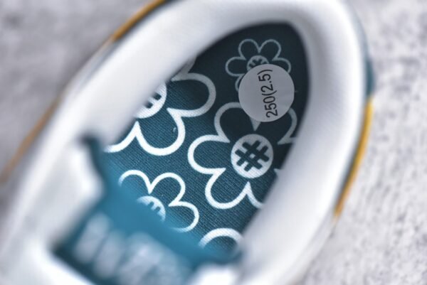 Nike SB Dunk Low Sunflower smiley face white yellow    DG24440 - Image 15