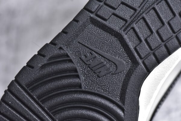 Nike SB Dunk Low Marvel Collaboration - Batman    FC1688-165 - Image 14