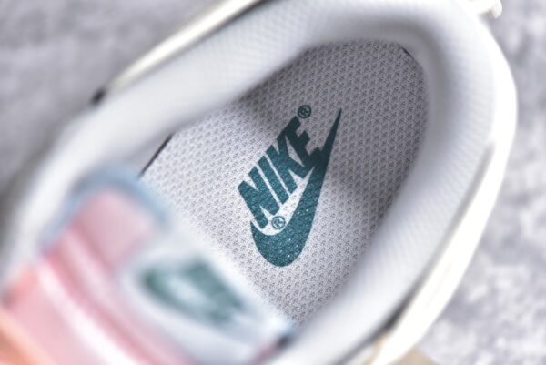 Nike SB Dunk Low Pink lover    FD1232-002 - Image 15