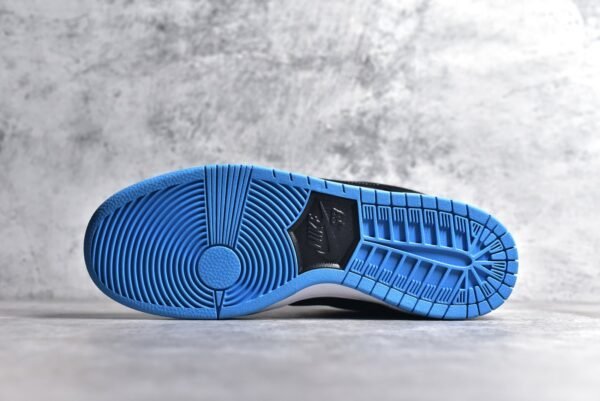 Nike SB Dunk Low Black North Carolina    304292-048 - Image 5