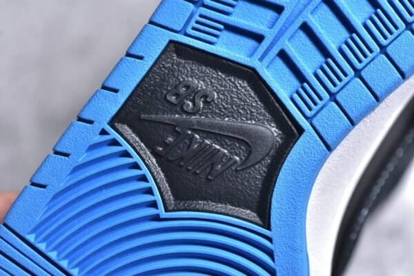 Nike SB Dunk Low Black North Carolina    304292-048 - Image 14