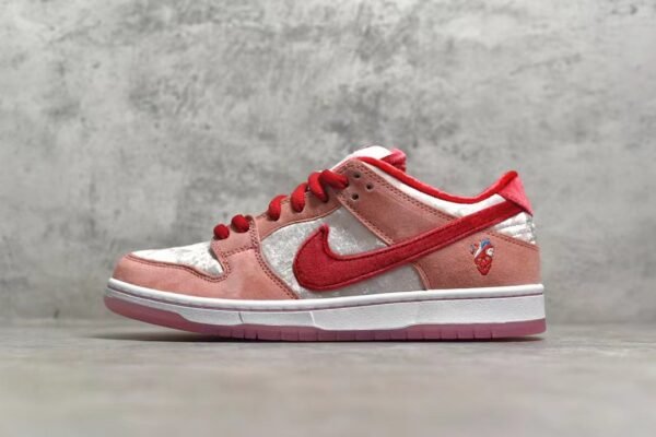 Nike SB Dunk Low x StrangeLove Skateboards Valentine's Day Pink    CT2552-800
